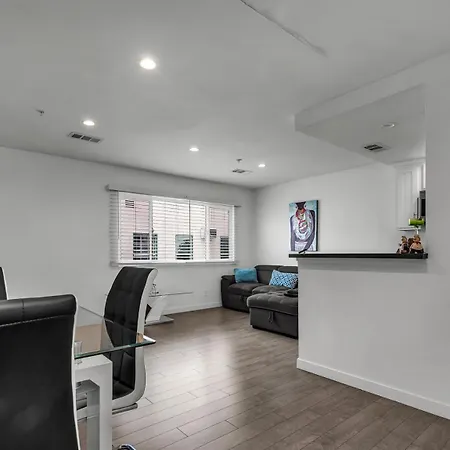Modern Chic One Bedroom In Hollywood-Koreatown Area With Parking